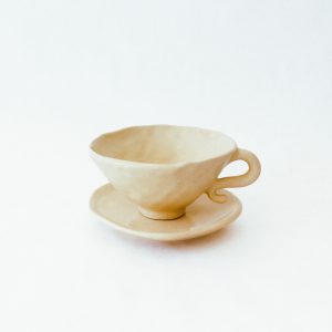 Taza blanca de desayuno con platillo.<br/><br/><br/>